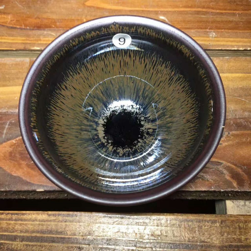 葉禮忠 傳承古老技藝建盞古韻綿長 兔毫盞釉面顏色赫亮如漆，溫潤晶瑩，釉面上布滿細密的豪脈狀紋飾