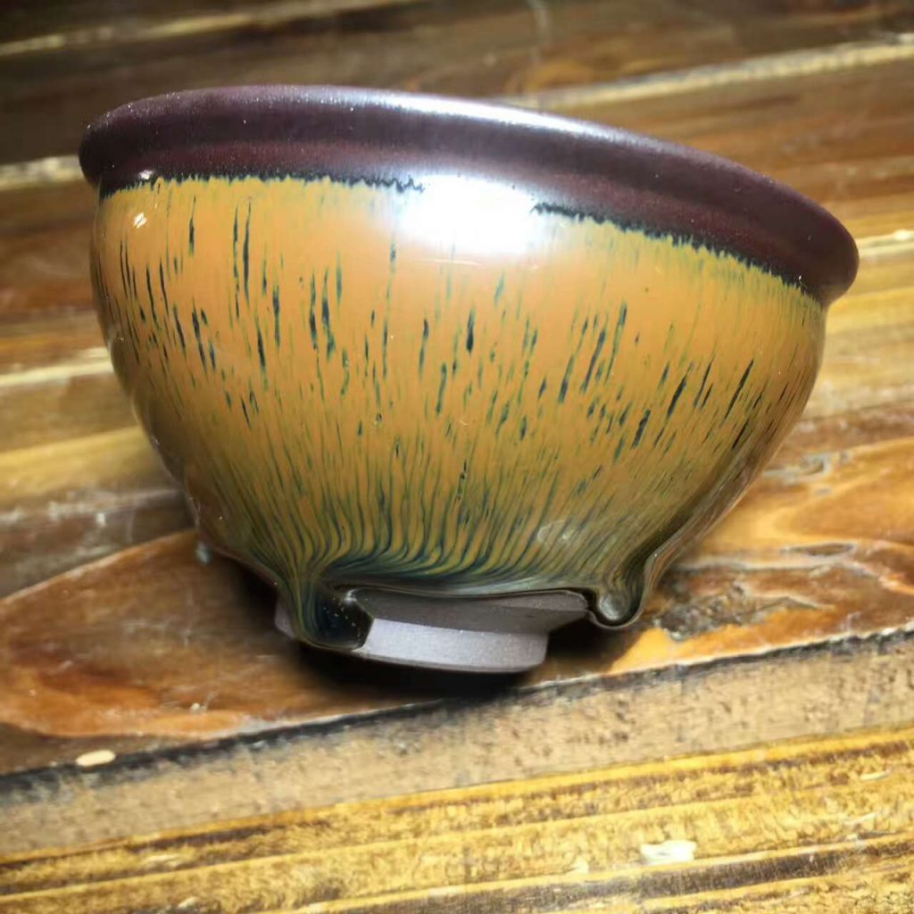 葉禮忠 傳承古老技藝建盞古韻綿長 兔毫盞釉面顏色赫亮如漆，溫潤晶瑩，釉面上布滿細密的豪脈狀紋飾