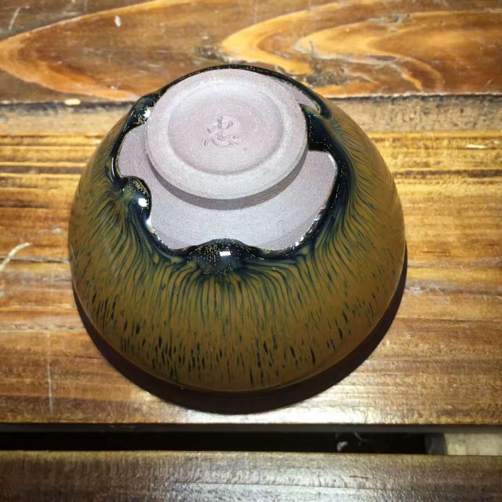 葉禮忠 傳承古老技藝建盞古韻綿長 兔毫盞釉面顏色赫亮如漆，溫潤晶瑩，釉面上布滿細密的豪脈狀紋飾