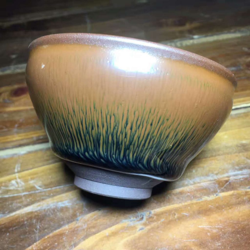 葉禮忠 傳承古老技藝建盞古韻綿長 兔毫盞釉面顏色赫亮如漆，溫潤晶瑩，釉面上布滿細密的豪脈狀紋飾