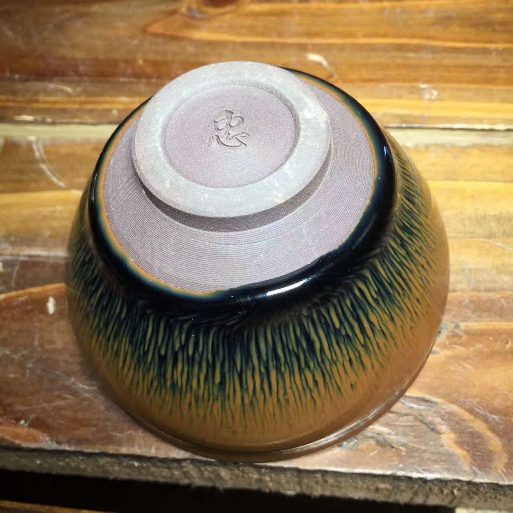 葉禮忠 傳承古老技藝建盞古韻綿長 兔毫盞釉面顏色赫亮如漆，溫潤晶瑩，釉面上布滿細密的豪脈狀紋飾