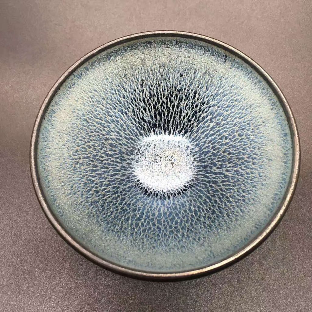 翁書杰，龍鱗藍(lán)油滴，口徑9.5高4.2，燈盞。