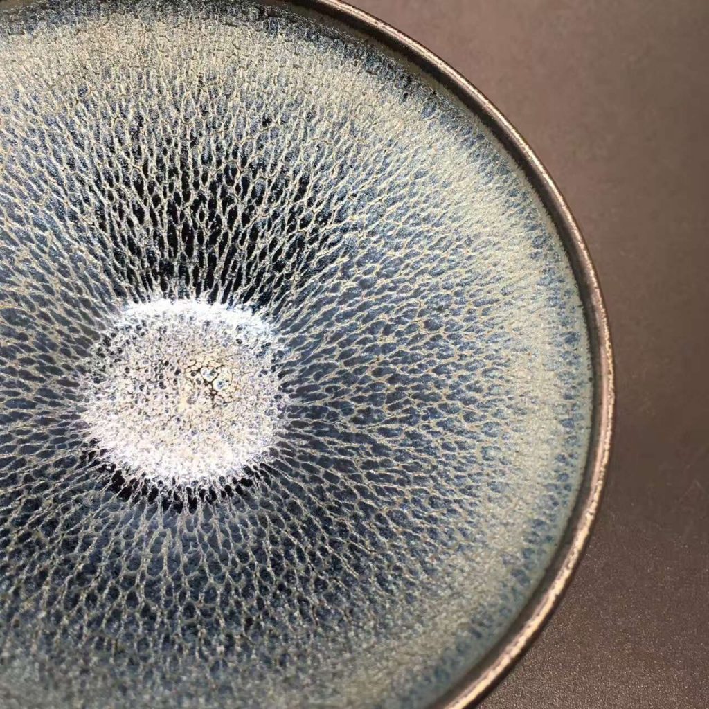 翁書杰，龍鱗藍(lán)油滴，口徑9.5高4.2，燈盞。