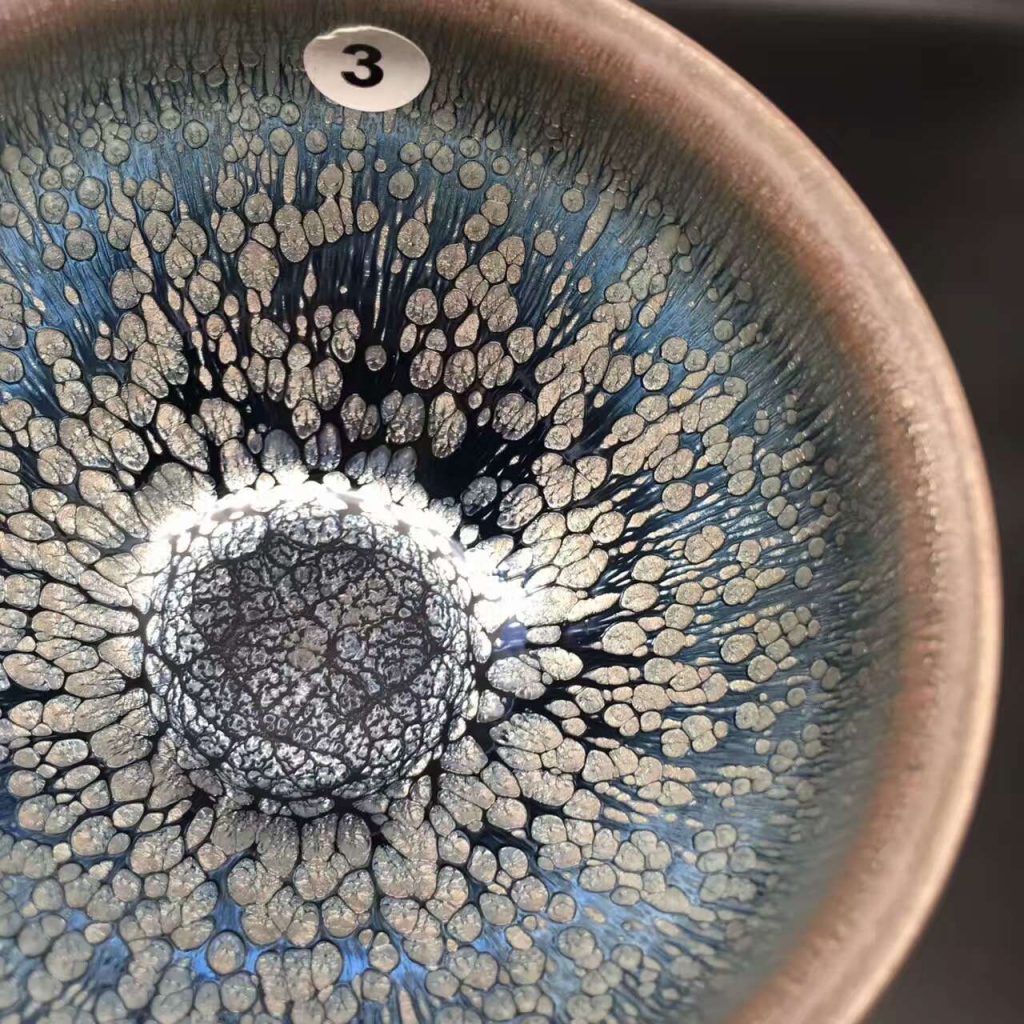 闕梅嬌，束口，口徑8.8高6，銀油滴藍釉面