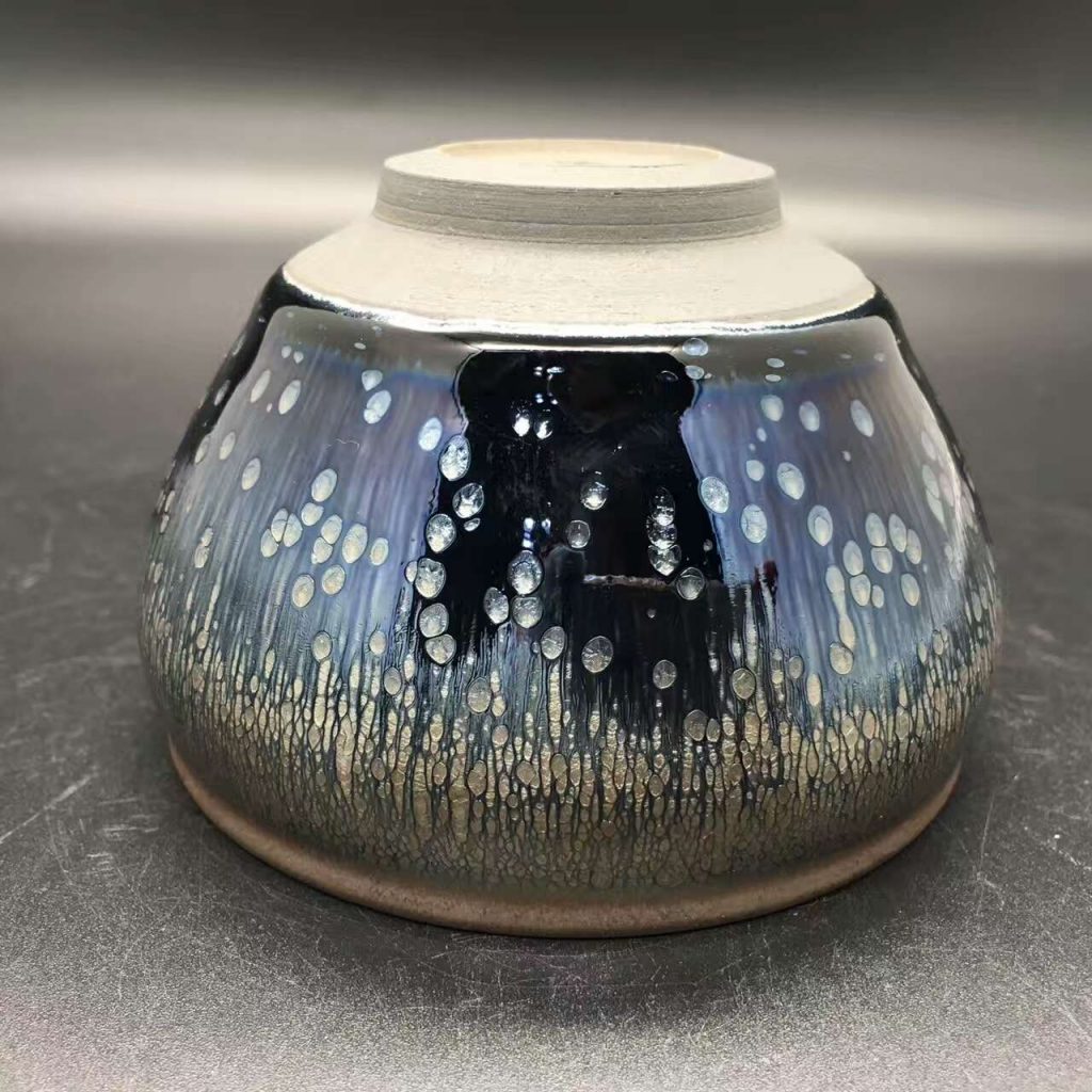 闕梅嬌，束口，口徑8.8高6，銀油滴藍釉面