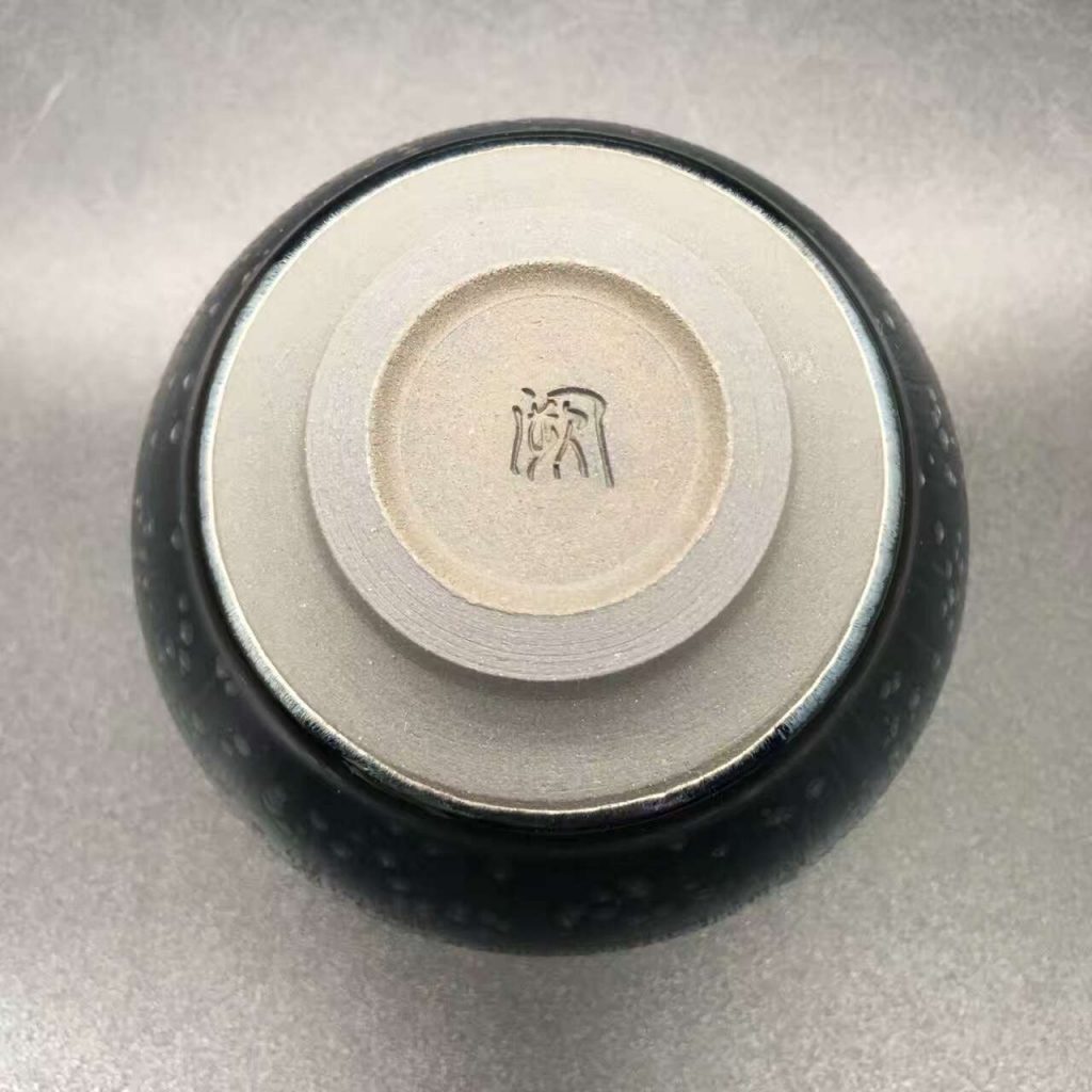 闕梅嬌，束口，口徑8.8高6，銀油滴藍釉面