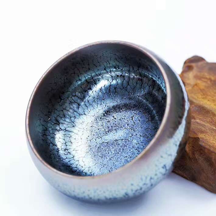 劉吳弟7.7公分?jǐn)靠谒{(lán)油滴缽，釉面溫潤，斑紋飽滿，藍(lán)光強(qiáng)烈