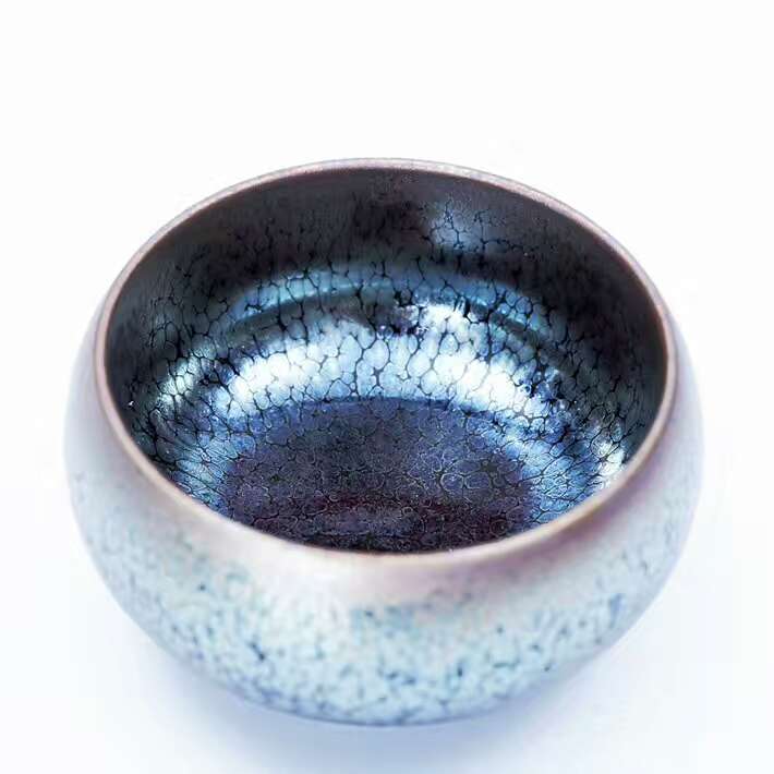 劉吳弟7.7公分?jǐn)靠谒{(lán)油滴缽，釉面溫潤，斑紋飽滿，藍(lán)光強(qiáng)烈