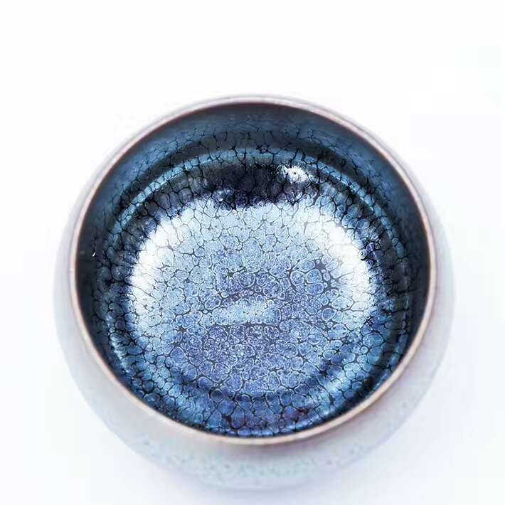 劉吳弟7.7公分?jǐn)靠谒{(lán)油滴缽，釉面溫潤，斑紋飽滿，藍(lán)光強(qiáng)烈