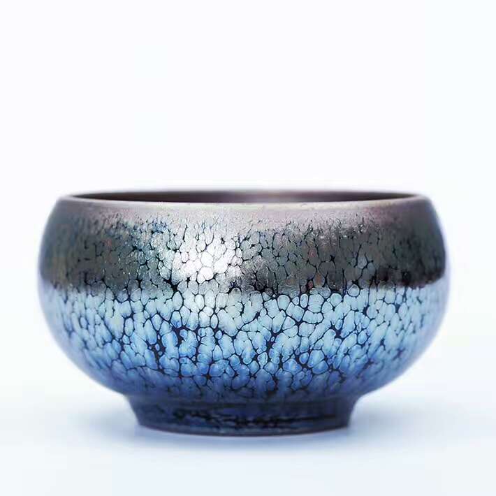 劉吳弟7.7公分?jǐn)靠谒{(lán)油滴缽，釉面溫潤，斑紋飽滿，藍(lán)光強(qiáng)烈