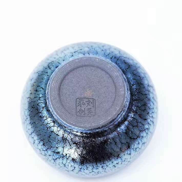 劉吳弟7.7公分?jǐn)靠谒{(lán)油滴缽，釉面溫潤，斑紋飽滿，藍(lán)光強(qiáng)烈