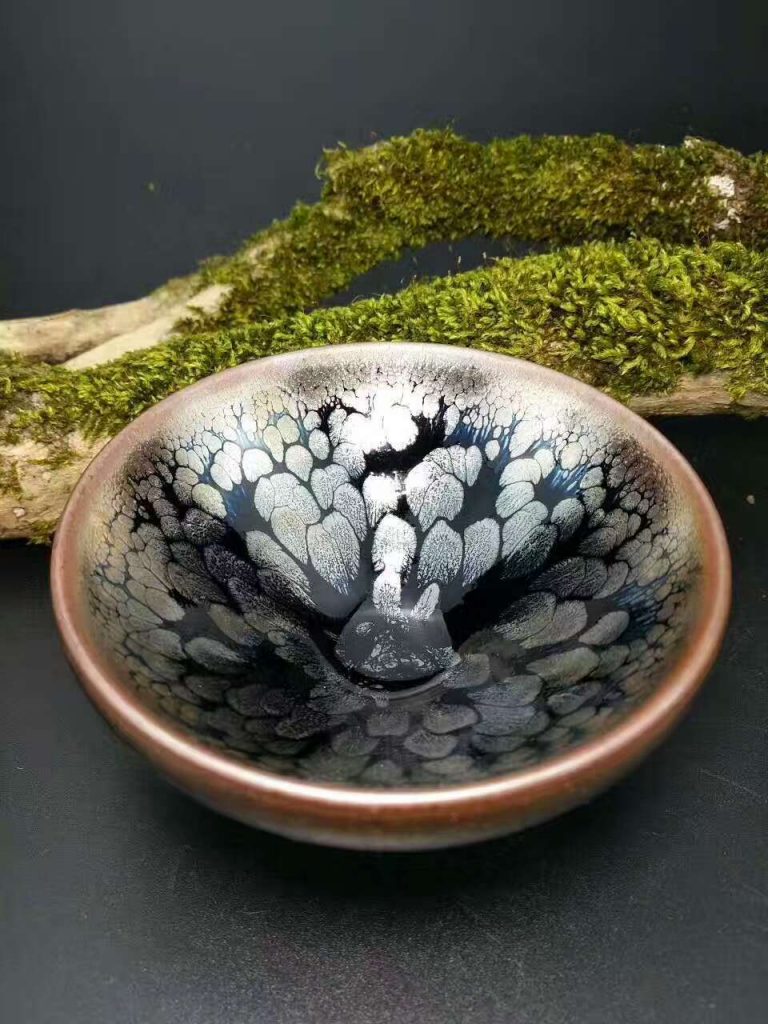 李盞柜斂口“牡丹”油滴盞：口8.8高4.6，晶體飽滿。