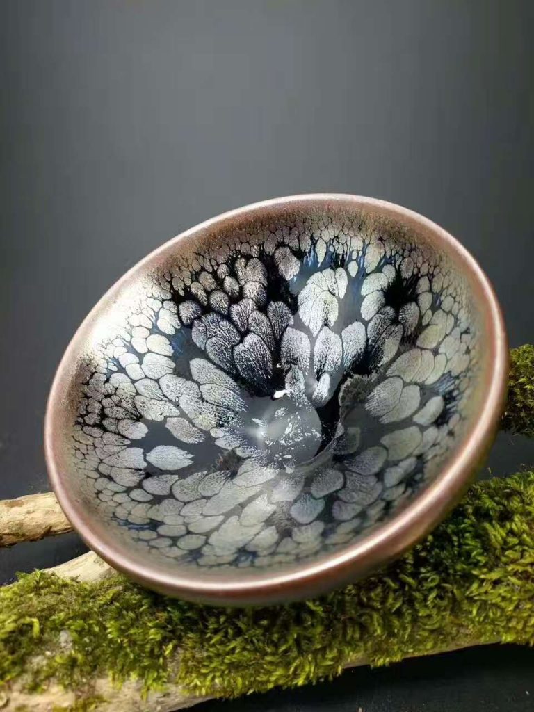 李盞柜斂口“牡丹”油滴盞：口8.8高4.6，晶體飽滿。