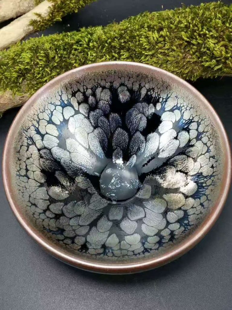 李盞柜斂口“牡丹”油滴盞：口8.8高4.6，晶體飽滿。