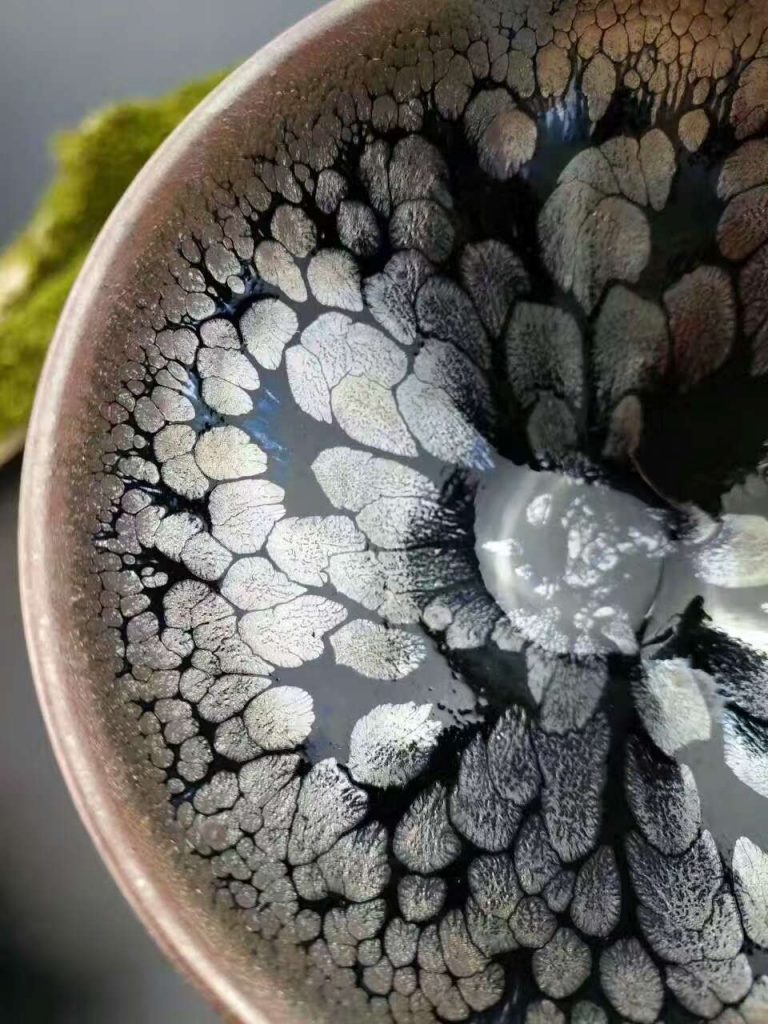 李盞柜斂口“牡丹”油滴盞：口8.8高4.6，晶體飽滿。