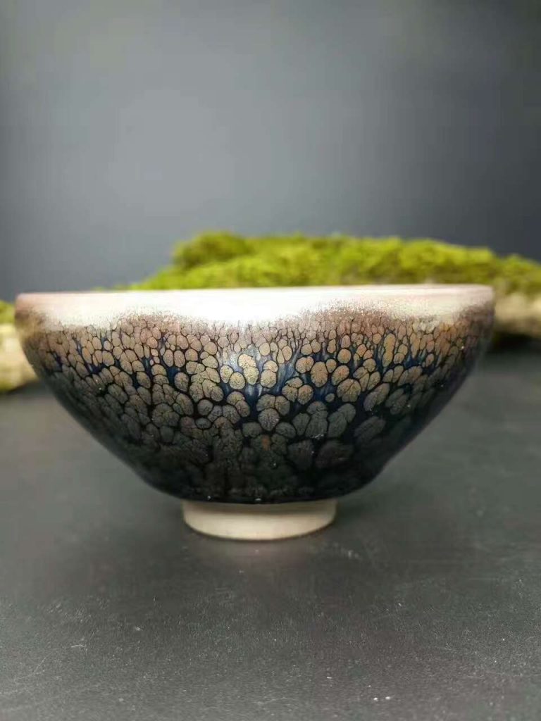 李盞柜斂口“牡丹”油滴盞：口8.8高4.6，晶體飽滿。