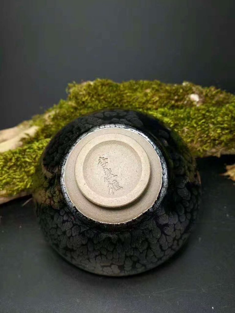 李盞柜斂口“牡丹”油滴盞：口8.8高4.6，晶體飽滿。