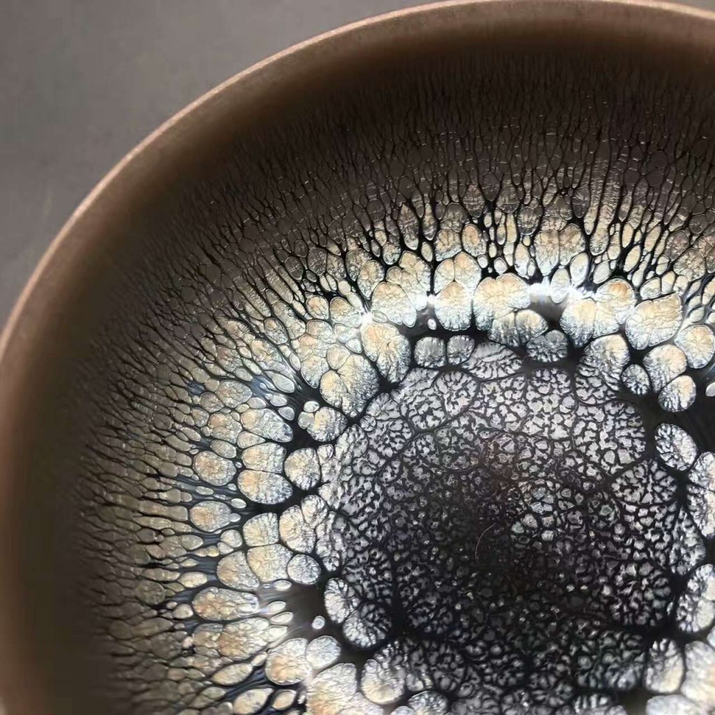 闕梅嬌，禪定，口徑9高4.8，油滴均勻透亮，底部花色怡人！