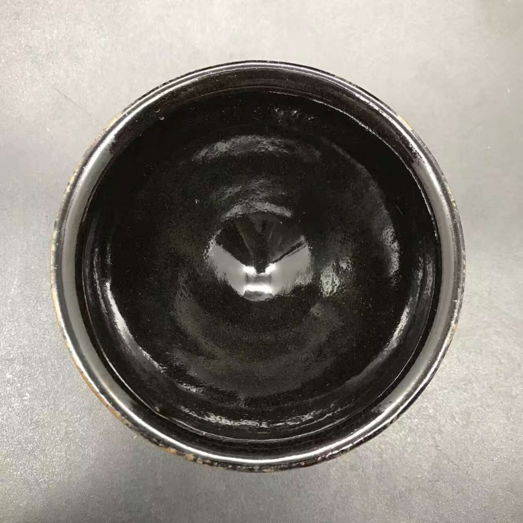 黃祥德，柴燒烏金釉，口徑9.5高5.7，釉面透亮。