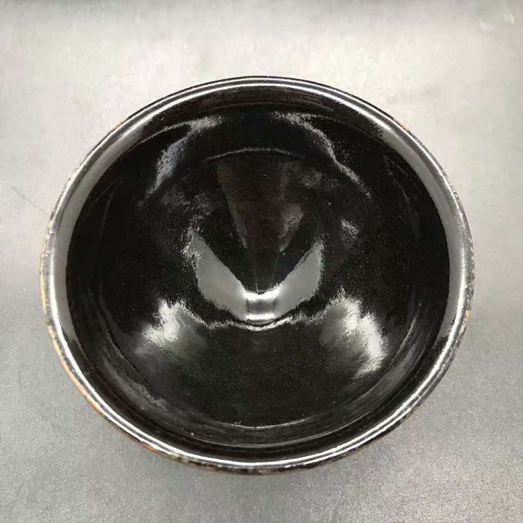 黃祥德，柴燒烏金釉，口徑9.5高5.7，釉面透亮。