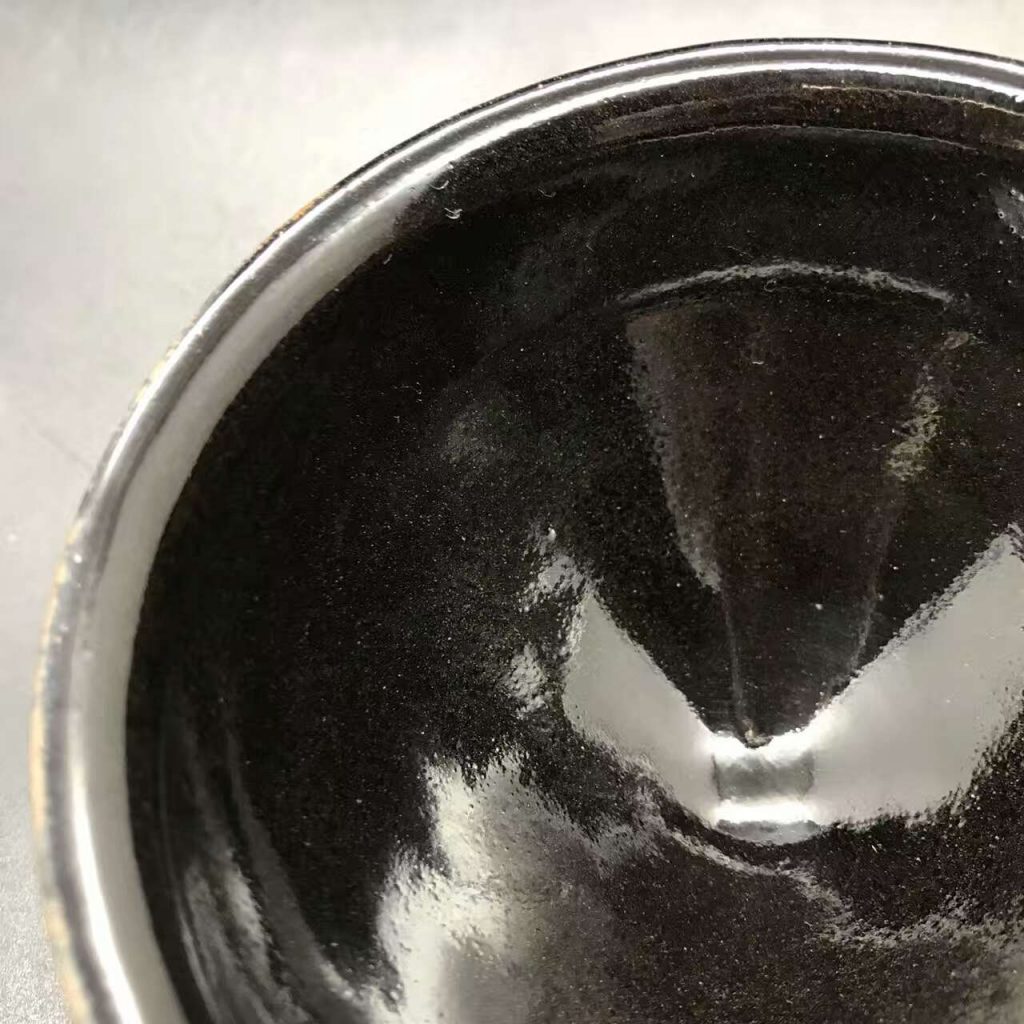 黃祥德，柴燒烏金釉，口徑9.5高5.7，釉面透亮。