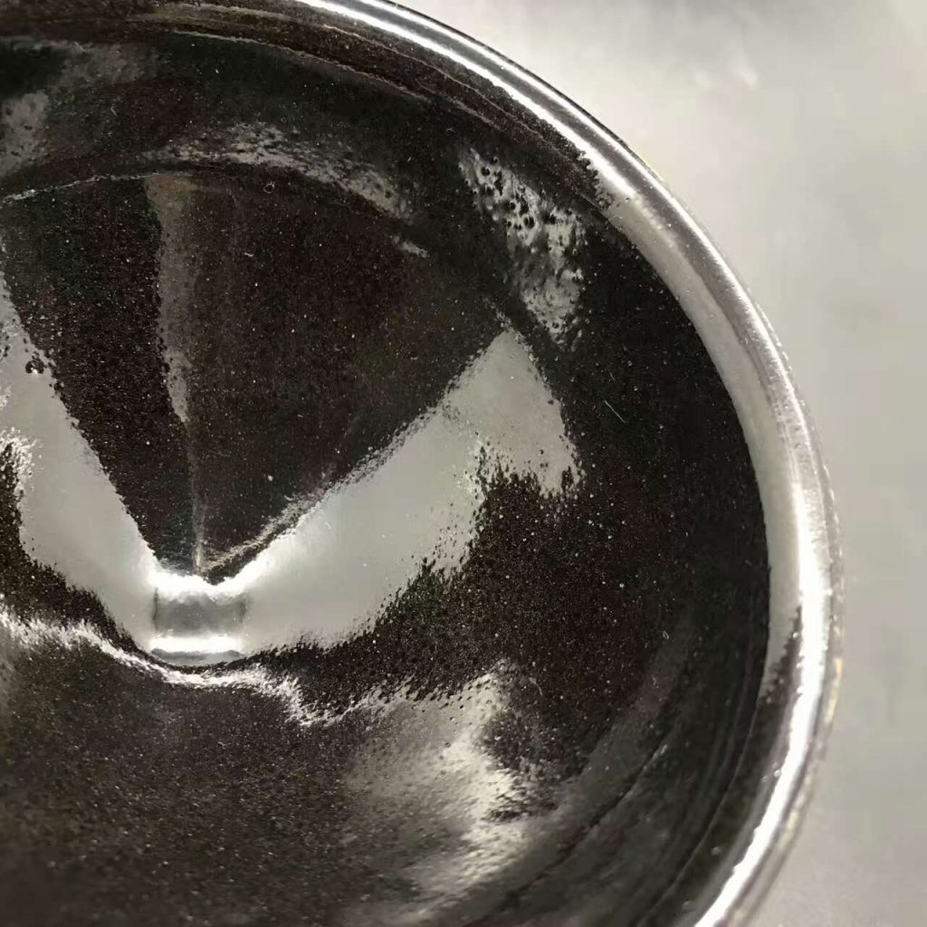 黃祥德，柴燒烏金釉，口徑9.5高5.7，釉面透亮。