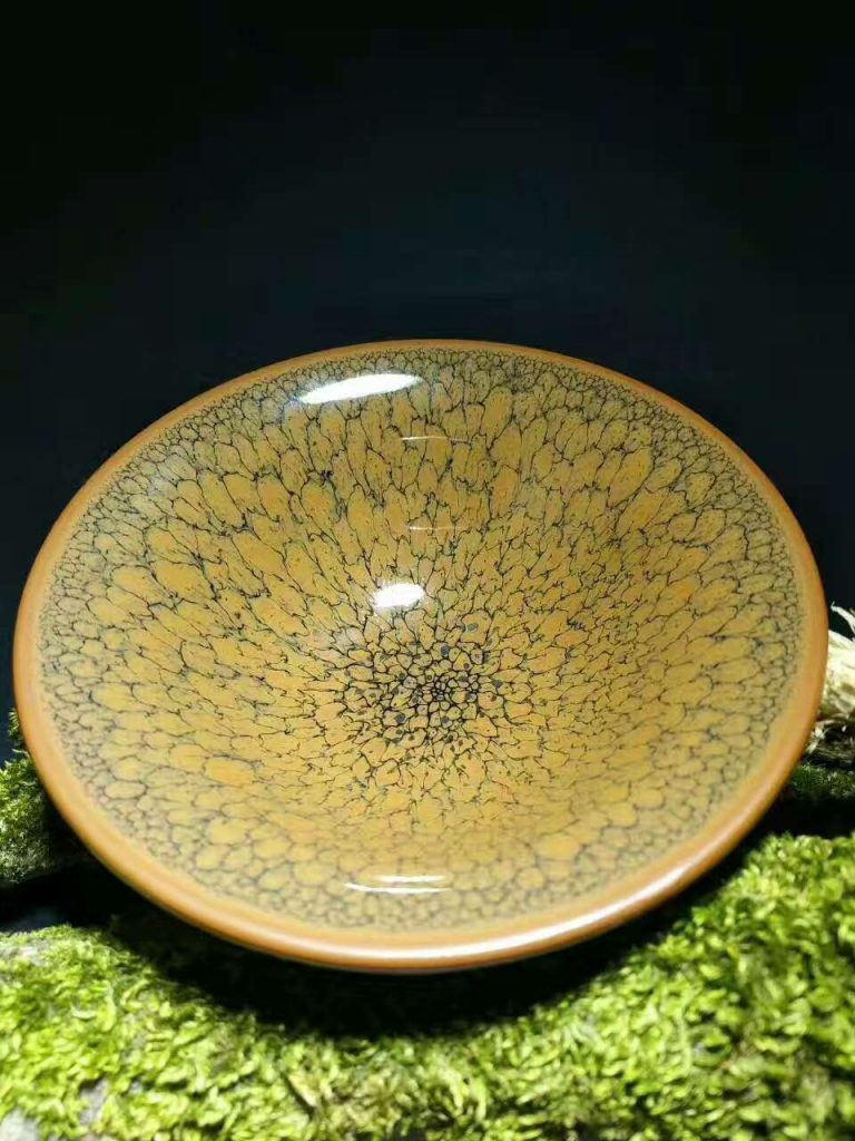 陳大鵬黃鷓鴣斑撇口：口10.5高4.5，羽翼豐滿，惟妙惟肖。