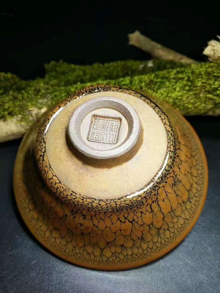 陳大鵬黃鷓鴣斑撇口：口10.5高4.5，羽翼豐滿，惟妙惟肖。