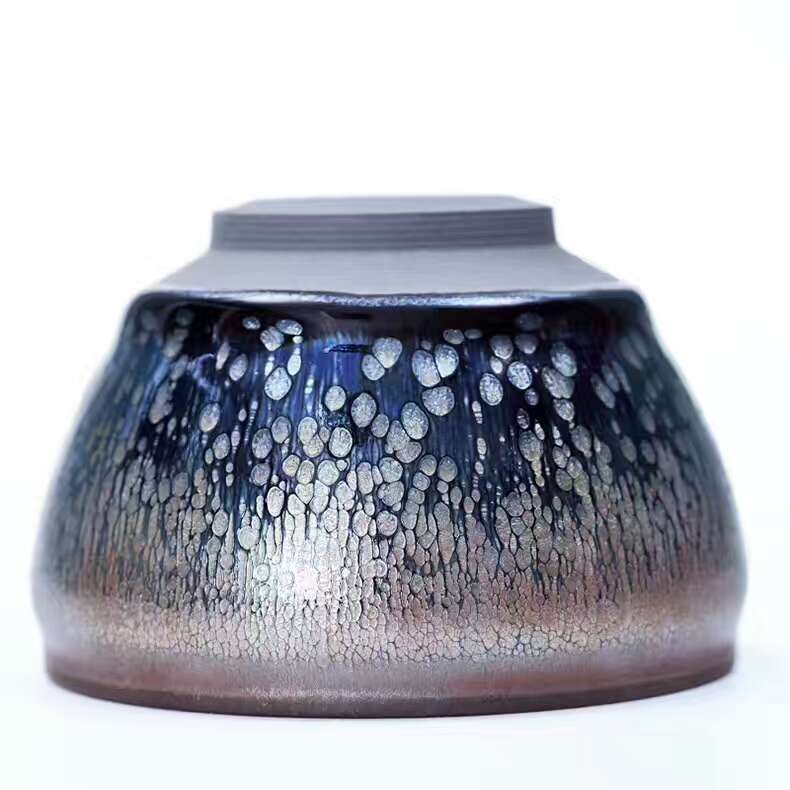 闕梅嬌老師8.8公分束口油滴盞，純手工，器型大氣厚重，斑紋金屬感強烈！