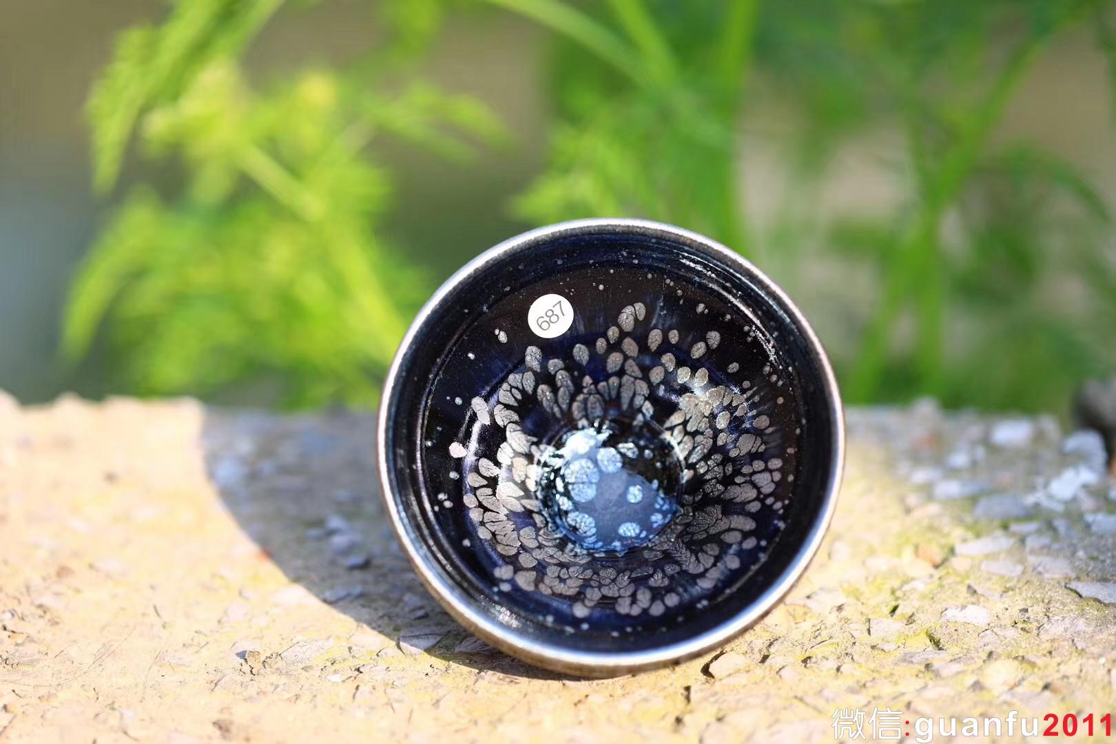 【作者】闕梅嬌 【品名】黑牡丹 【規(guī)格】口徑9.3 高5.6 【制作】落款配證書(shū) 【品相】全品無(wú)暇 【材質(zhì)】鐵胎，天然礦釉 【產(chǎn)地】建陽(yáng)·水吉 【燒制溫度】1300度