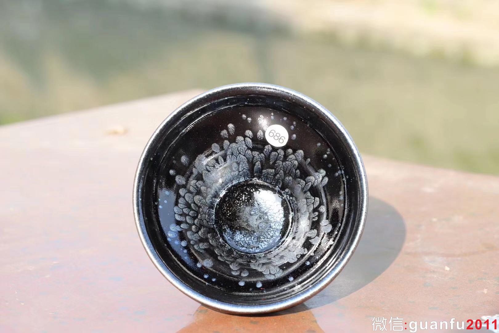 【作者】闕梅嬌 【品名】黑牡丹 【規(guī)格】口徑9.3 高5.6 【制作】落款配證書(shū) 【品相】全品無(wú)暇 【材質(zhì)】鐵胎，天然礦釉 【產(chǎn)地】建陽(yáng)·水吉 【燒制溫度】1300度