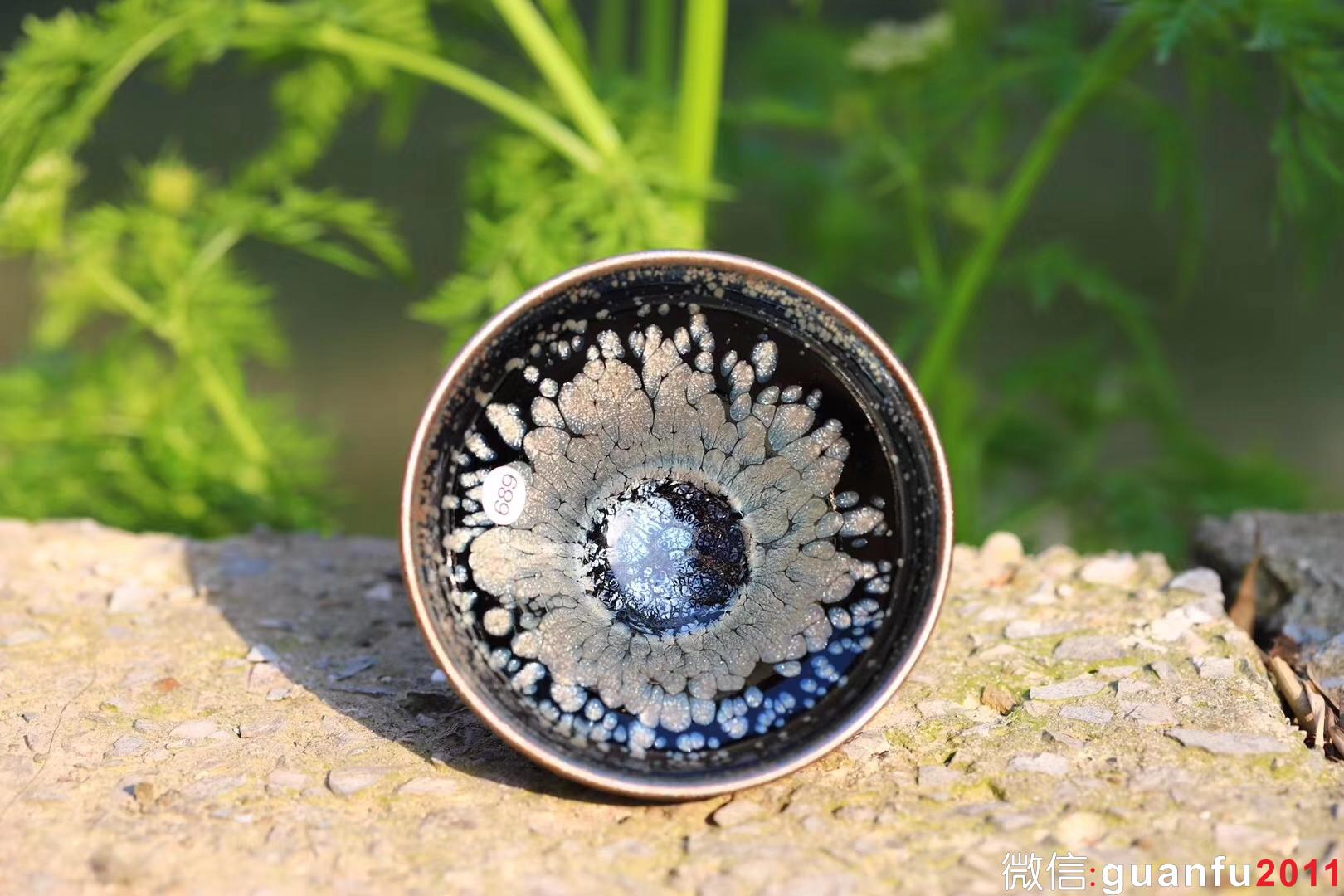 【作者】闕梅嬌 【品名】黑牡丹 【規(guī)格】口徑9.3 高5.6 【制作】落款配證書(shū) 【品相】全品無(wú)暇 【材質(zhì)】鐵胎，天然礦釉 【產(chǎn)地】建陽(yáng)·水吉 【燒制溫度】1300度