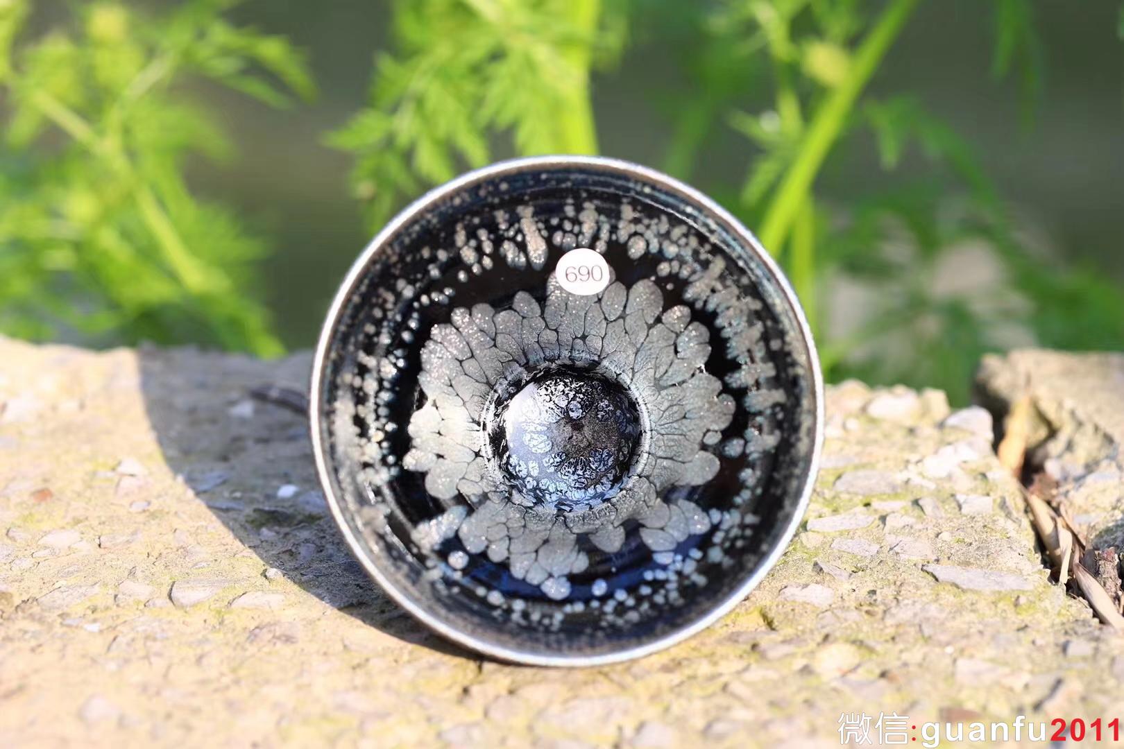 【作者】闕梅嬌 【品名】黑牡丹 【規(guī)格】口徑9.3 高5.6 【制作】落款配證書(shū) 【品相】全品無(wú)暇 【材質(zhì)】鐵胎，天然礦釉 【產(chǎn)地】建陽(yáng)·水吉 【燒制溫度】1300度