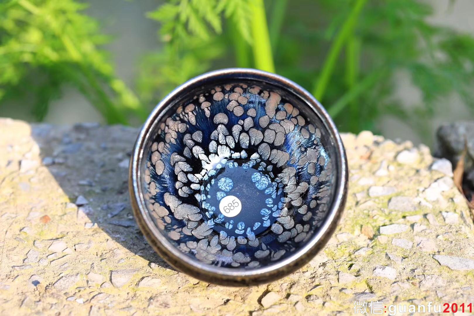 【作者】闕梅嬌 【品名】黑牡丹 【規(guī)格】口徑9.3 高5.6 【制作】落款配證書(shū) 【品相】全品無(wú)暇 【材質(zhì)】鐵胎，天然礦釉 【產(chǎn)地】建陽(yáng)·水吉 【燒制溫度】1300度