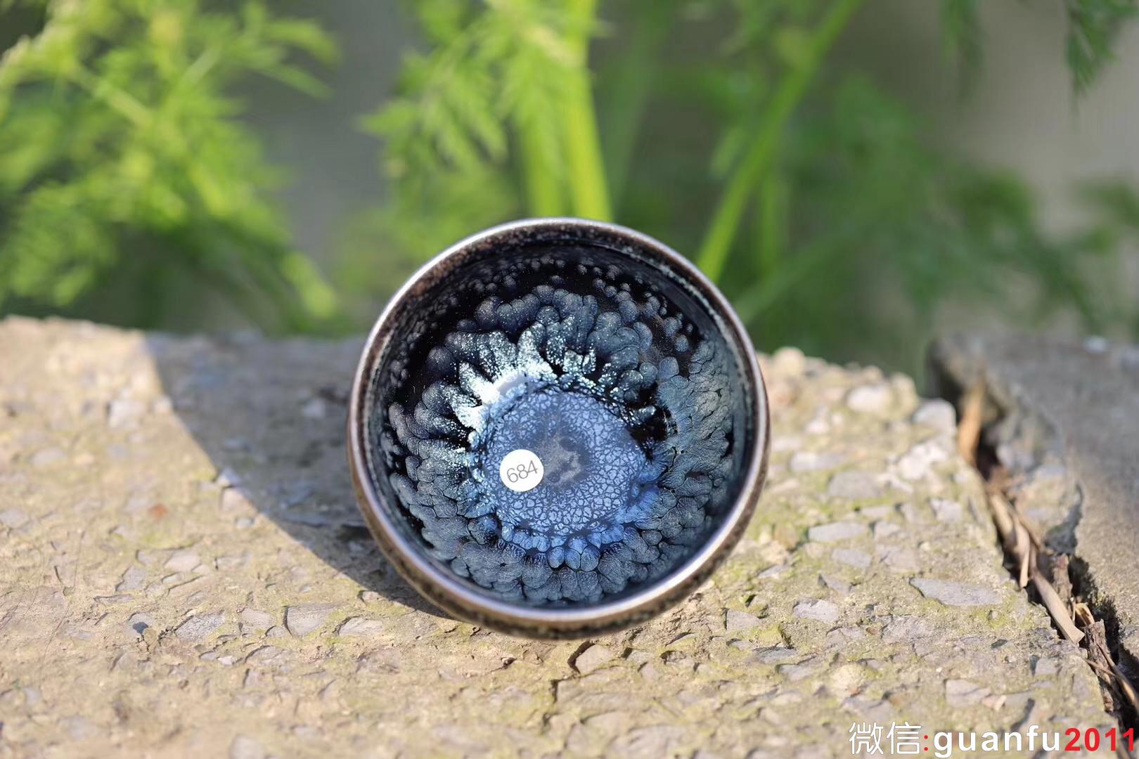 【作者】闕梅嬌 【品名】黑牡丹 【規(guī)格】口徑9.3 高5.6 【制作】落款配證書(shū) 【品相】全品無(wú)暇 【材質(zhì)】鐵胎，天然礦釉 【產(chǎn)地】建陽(yáng)·水吉 【燒制溫度】1300度