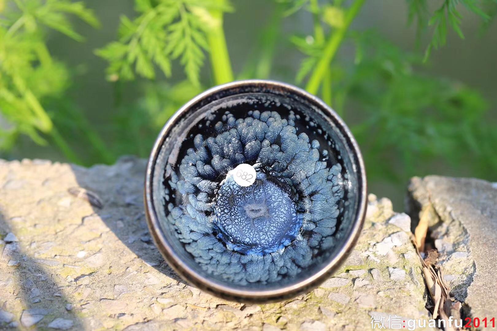 【作者】闕梅嬌 【品名】黑牡丹 【規(guī)格】口徑9.3 高5.6 【制作】落款配證書(shū) 【品相】全品無(wú)暇 【材質(zhì)】鐵胎，天然礦釉 【產(chǎn)地】建陽(yáng)·水吉 【燒制溫度】1300度