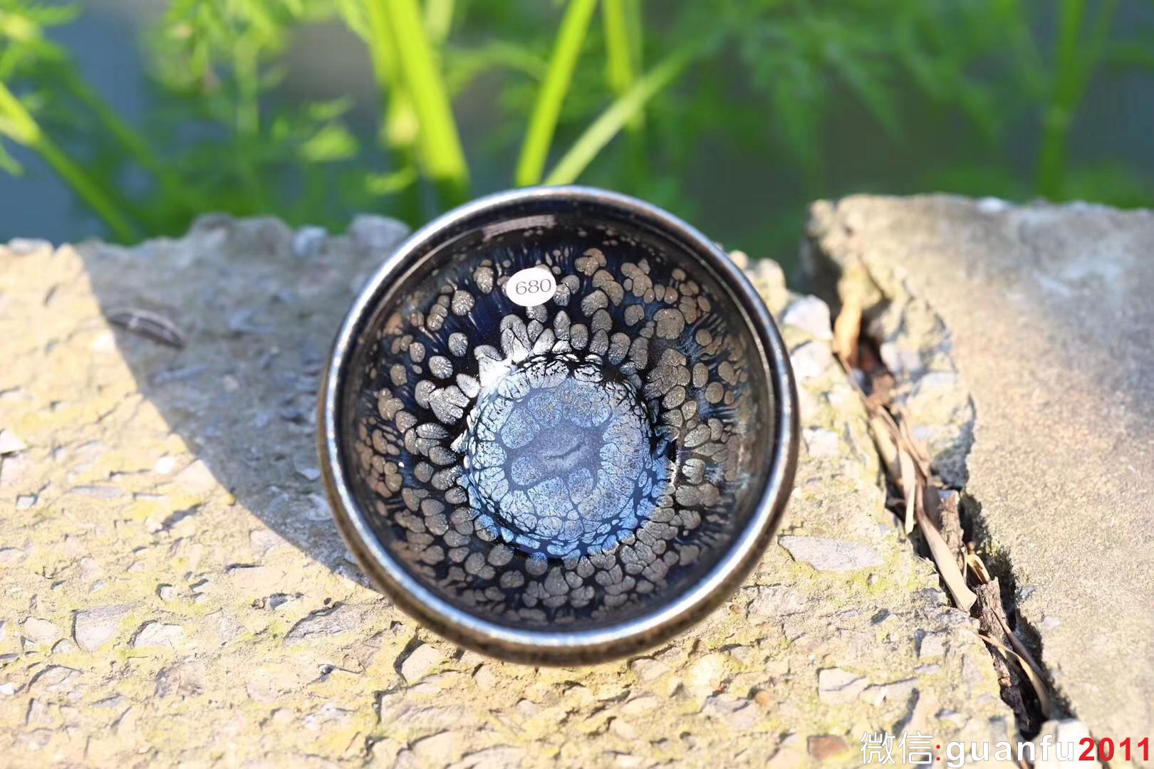 【作者】闕梅嬌 【品名】黑牡丹 【規(guī)格】口徑9.3 高5.6 【制作】落款配證書(shū) 【品相】全品無(wú)暇 【材質(zhì)】鐵胎，天然礦釉 【產(chǎn)地】建陽(yáng)·水吉 【燒制溫度】1300度