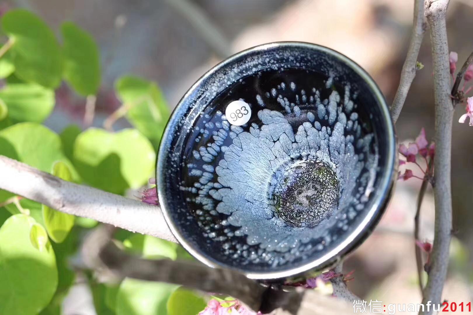 【作者】闕梅嬌 【品名】黑牡丹 【規(guī)格】口徑9.3 高5.6 【制作】落款配證書 【品相】全品無暇 【材質(zhì)】鐵胎，天然礦釉 【產(chǎn)地】建陽·水吉 【燒制溫度】1300度