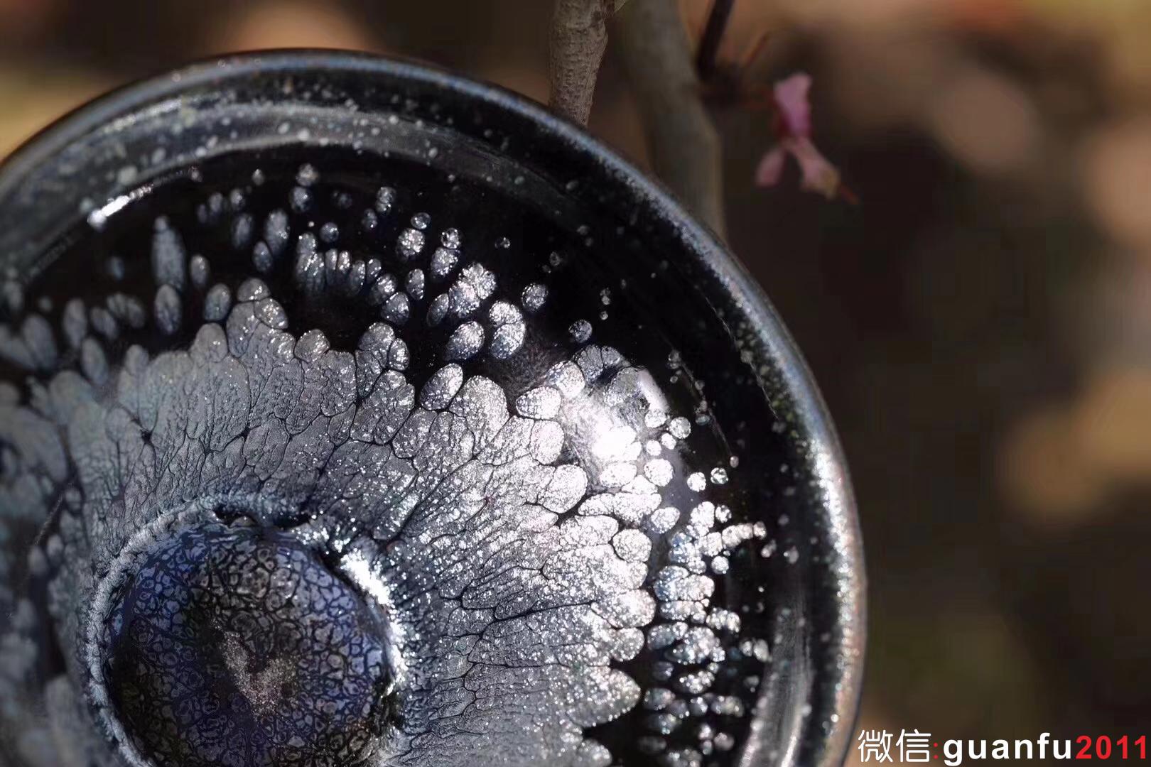 【作者】闕梅嬌 【品名】黑牡丹 【規(guī)格】口徑9.3 高5.6 【制作】落款配證書 【品相】全品無暇 【材質(zhì)】鐵胎，天然礦釉 【產(chǎn)地】建陽·水吉 【燒制溫度】1300度