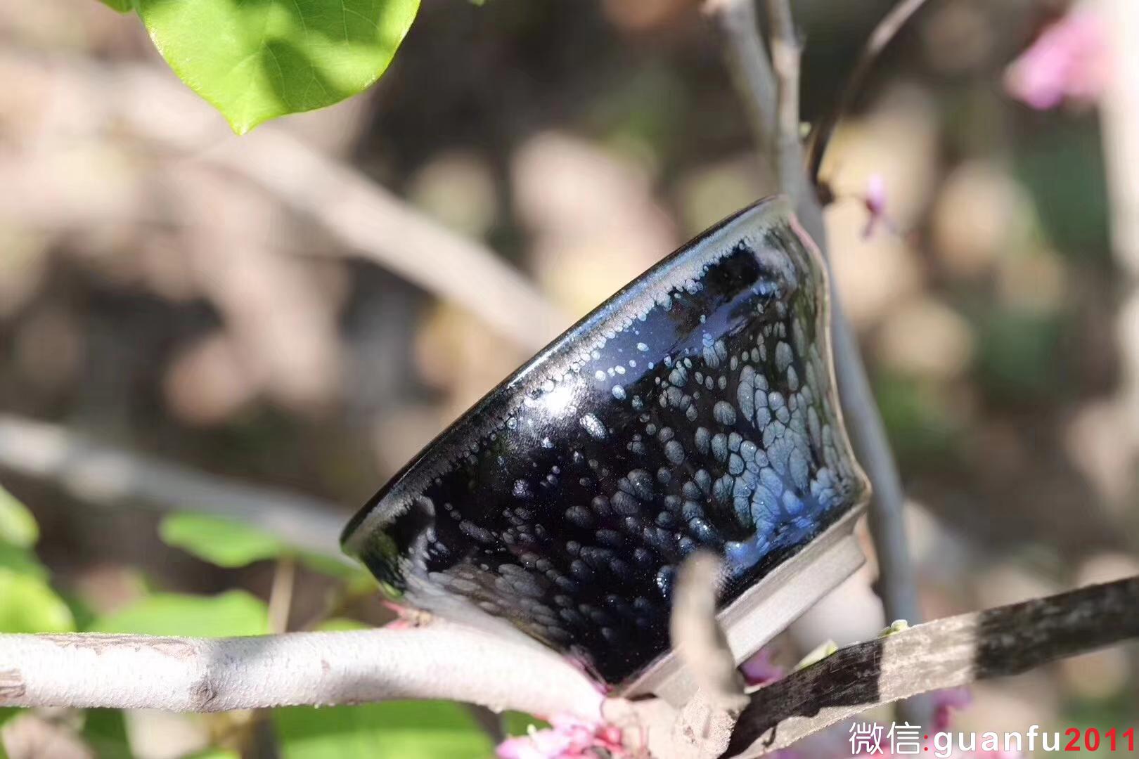 【作者】闕梅嬌 【品名】黑牡丹 【規(guī)格】口徑9.3 高5.6 【制作】落款配證書 【品相】全品無暇 【材質(zhì)】鐵胎，天然礦釉 【產(chǎn)地】建陽·水吉 【燒制溫度】1300度