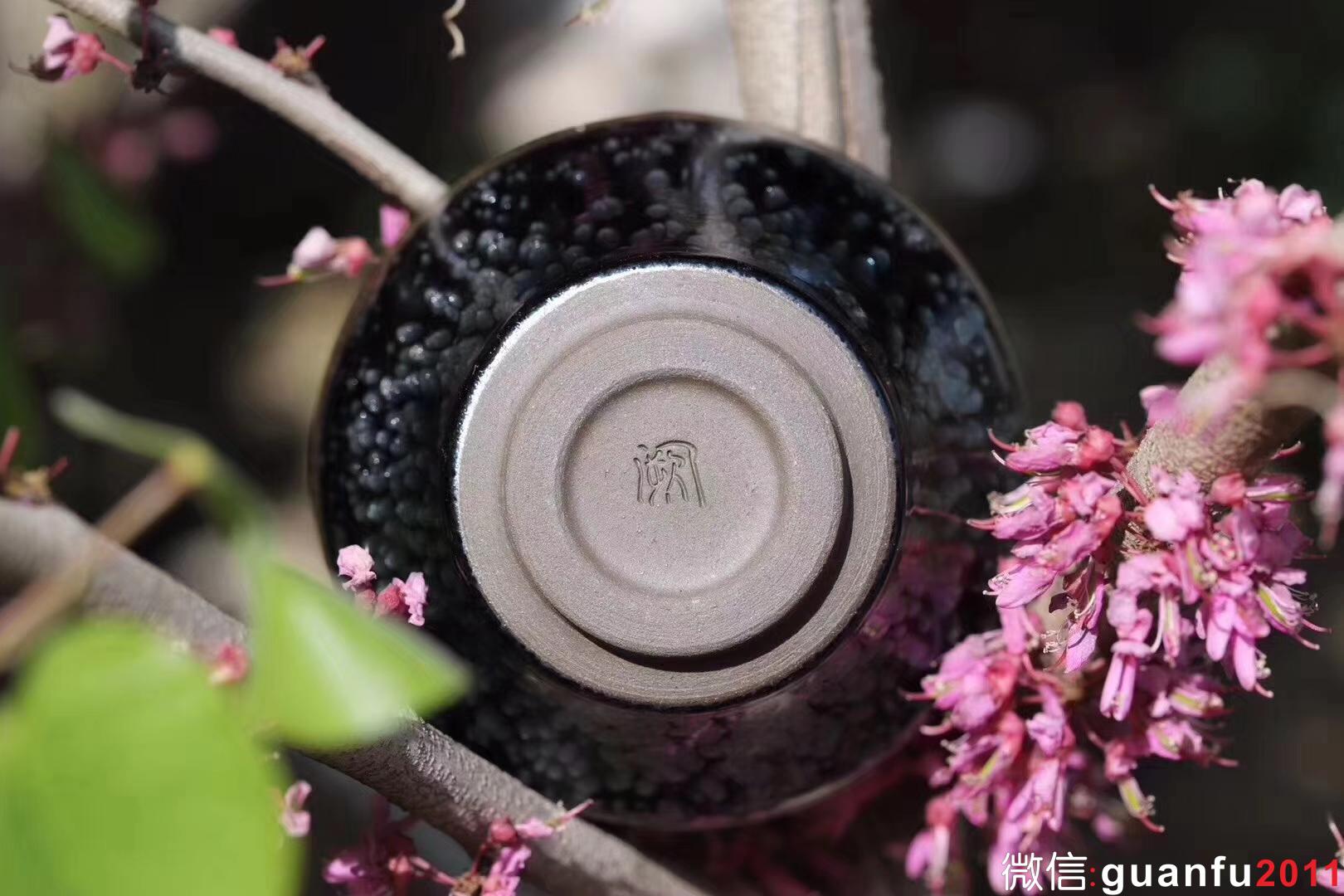 【作者】闕梅嬌 【品名】黑牡丹 【規(guī)格】口徑9.3 高5.6 【制作】落款配證書 【品相】全品無暇 【材質(zhì)】鐵胎，天然礦釉 【產(chǎn)地】建陽·水吉 【燒制溫度】1300度