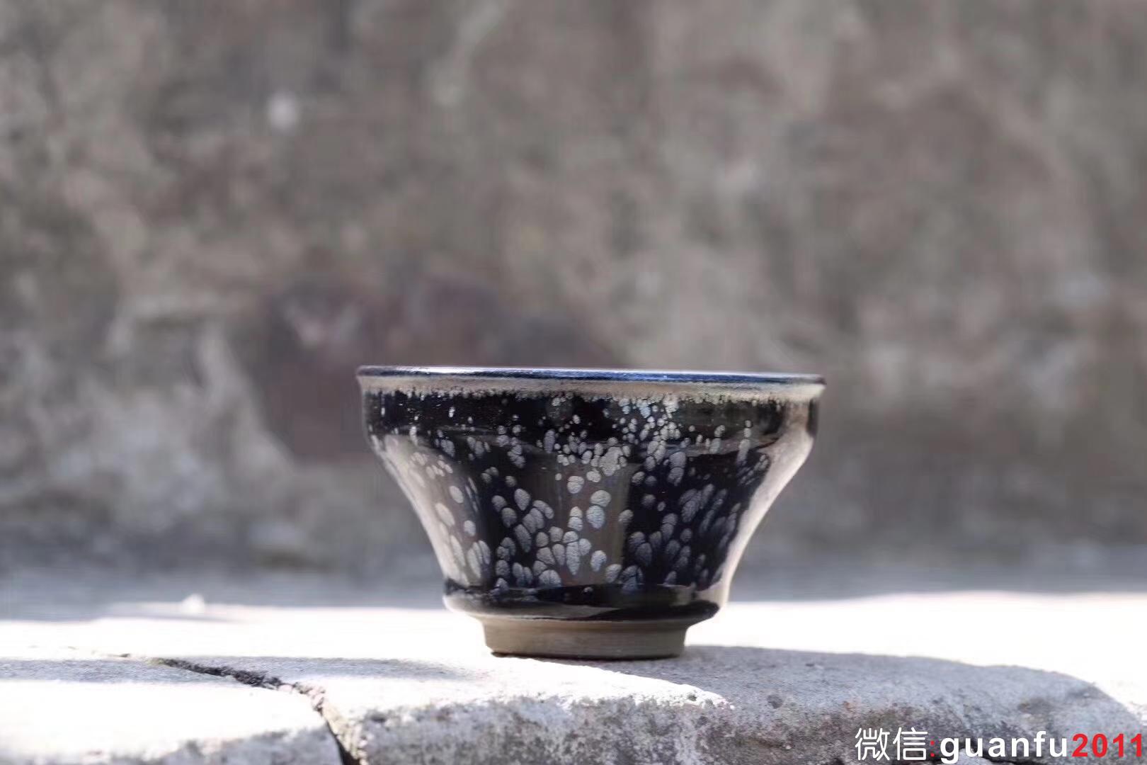 【作者】闕梅嬌 【品名】黑牡丹 【規(guī)格】口徑9.3 高5.6 【制作】落款配證書 【品相】全品無暇 【材質(zhì)】鐵胎，天然礦釉 【產(chǎn)地】建陽·水吉 【燒制溫度】1300度