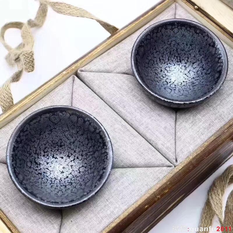 建窯四杰之一 【作者】陳葉琦老師 作品 【品名】天眼對杯 【規(guī)格】8 x 4.5 cm【制作】落款配證書【品相】全品無暇【材質(zhì)】鐵胎，天然礦釉【產(chǎn)地】建陽·水吉【燒制溫度】1300度