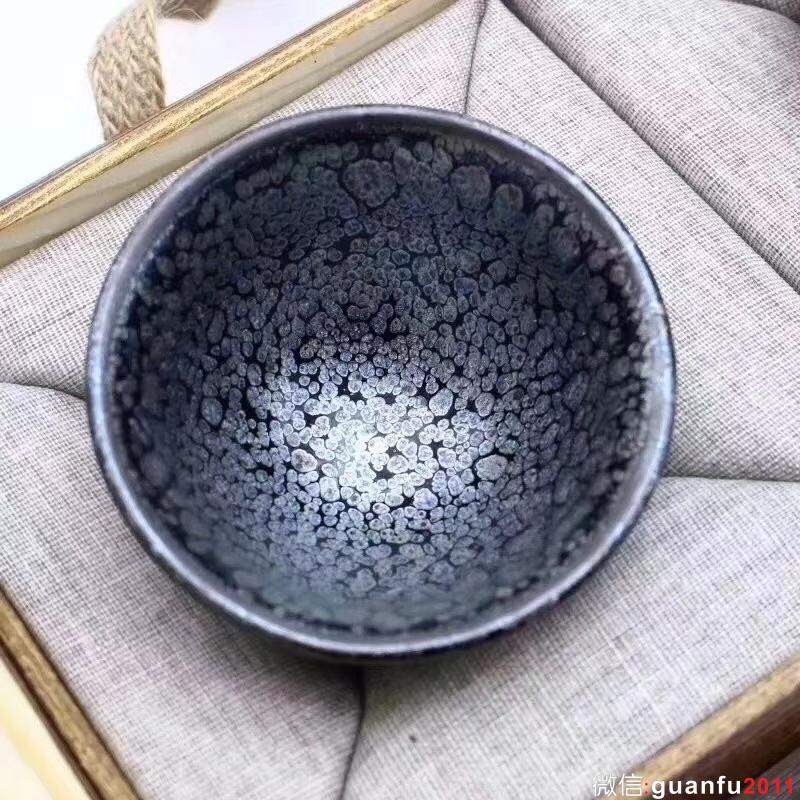 建窯四杰之一 【作者】陳葉琦老師 作品 【品名】天眼對杯 【規(guī)格】8 x 4.5 cm【制作】落款配證書【品相】全品無暇【材質(zhì)】鐵胎，天然礦釉【產(chǎn)地】建陽·水吉【燒制溫度】1300度