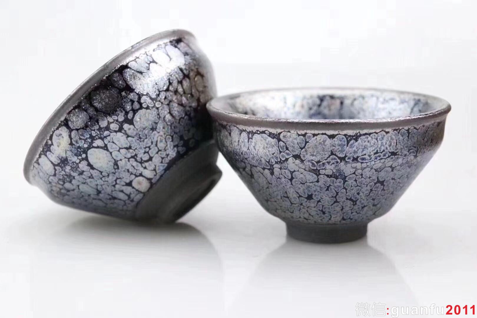 建窯四杰之一 【作者】陳葉琦老師 作品 【品名】天眼對杯 【規(guī)格】8 x 4.5 cm【制作】落款配證書【品相】全品無暇【材質(zhì)】鐵胎，天然礦釉【產(chǎn)地】建陽·水吉【燒制溫度】1300度