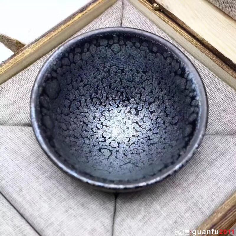 建窯四杰之一 【作者】陳葉琦老師 作品 【品名】天眼對杯 【規(guī)格】8 x 4.5 cm【制作】落款配證書【品相】全品無暇【材質(zhì)】鐵胎，天然礦釉【產(chǎn)地】建陽·水吉【燒制溫度】1300度