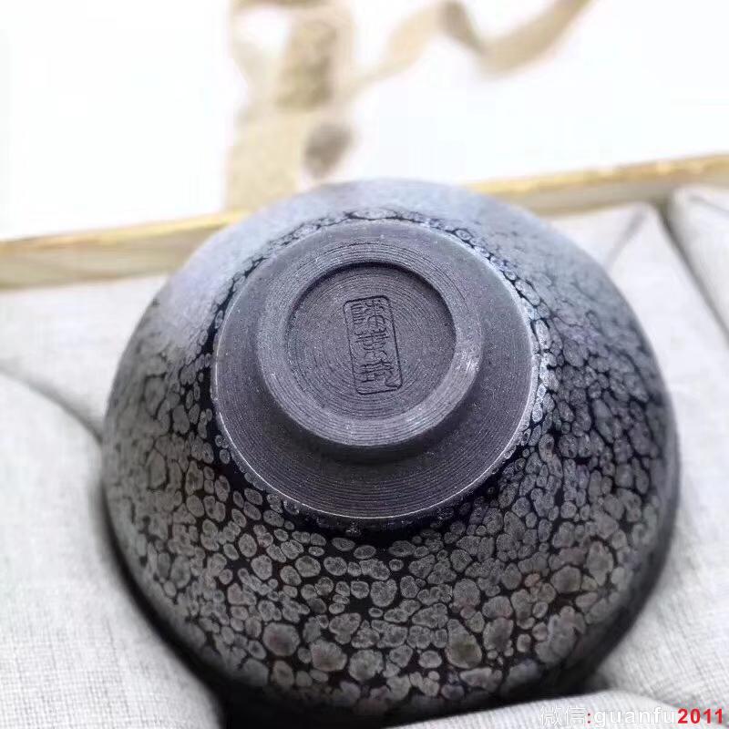 建窯四杰之一 【作者】陳葉琦老師 作品 【品名】天眼對杯 【規(guī)格】8 x 4.5 cm【制作】落款配證書【品相】全品無暇【材質(zhì)】鐵胎，天然礦釉【產(chǎn)地】建陽·水吉【燒制溫度】1300度