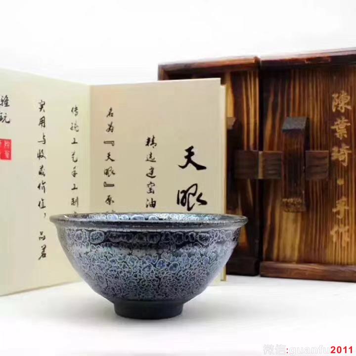 建窯四杰之一 【作者】陳葉琦老師 作品 【品名】天眼對杯 【規(guī)格】8 x 4.5 cm【制作】落款配證書【品相】全品無暇【材質(zhì)】鐵胎，天然礦釉【產(chǎn)地】建陽·水吉【燒制溫度】1300度
