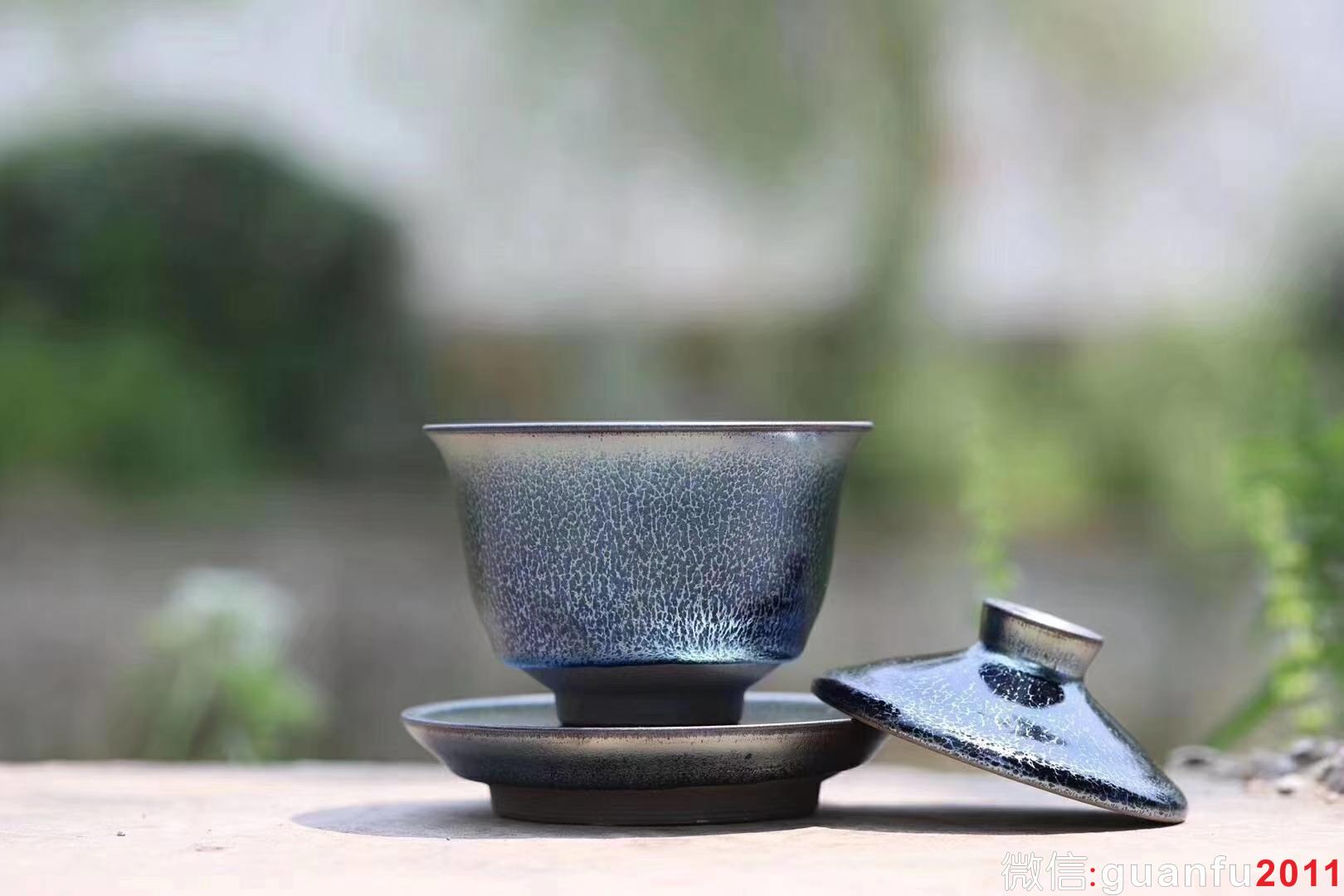 【作者】：翁書杰 【品名】：藍麒麟 蓋碗 【尺寸】：碗口徑9.7 高6.5容180cc【等級】：實力派 【作用】：軟化水質 【材質】：天然的胎土和釉礦石的完美結合