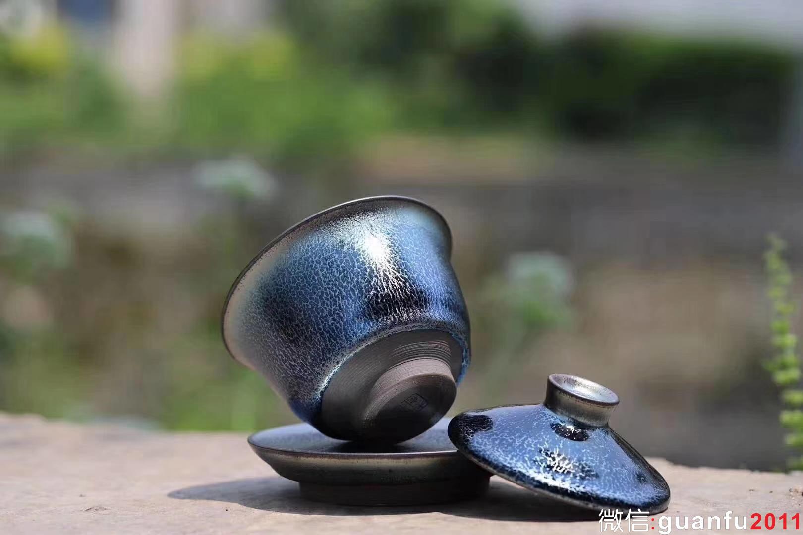 【作者】：翁書杰 【品名】：藍麒麟 蓋碗 【尺寸】：碗口徑9.7 高6.5容180cc【等級】：實力派 【作用】：軟化水質 【材質】：天然的胎土和釉礦石的完美結合